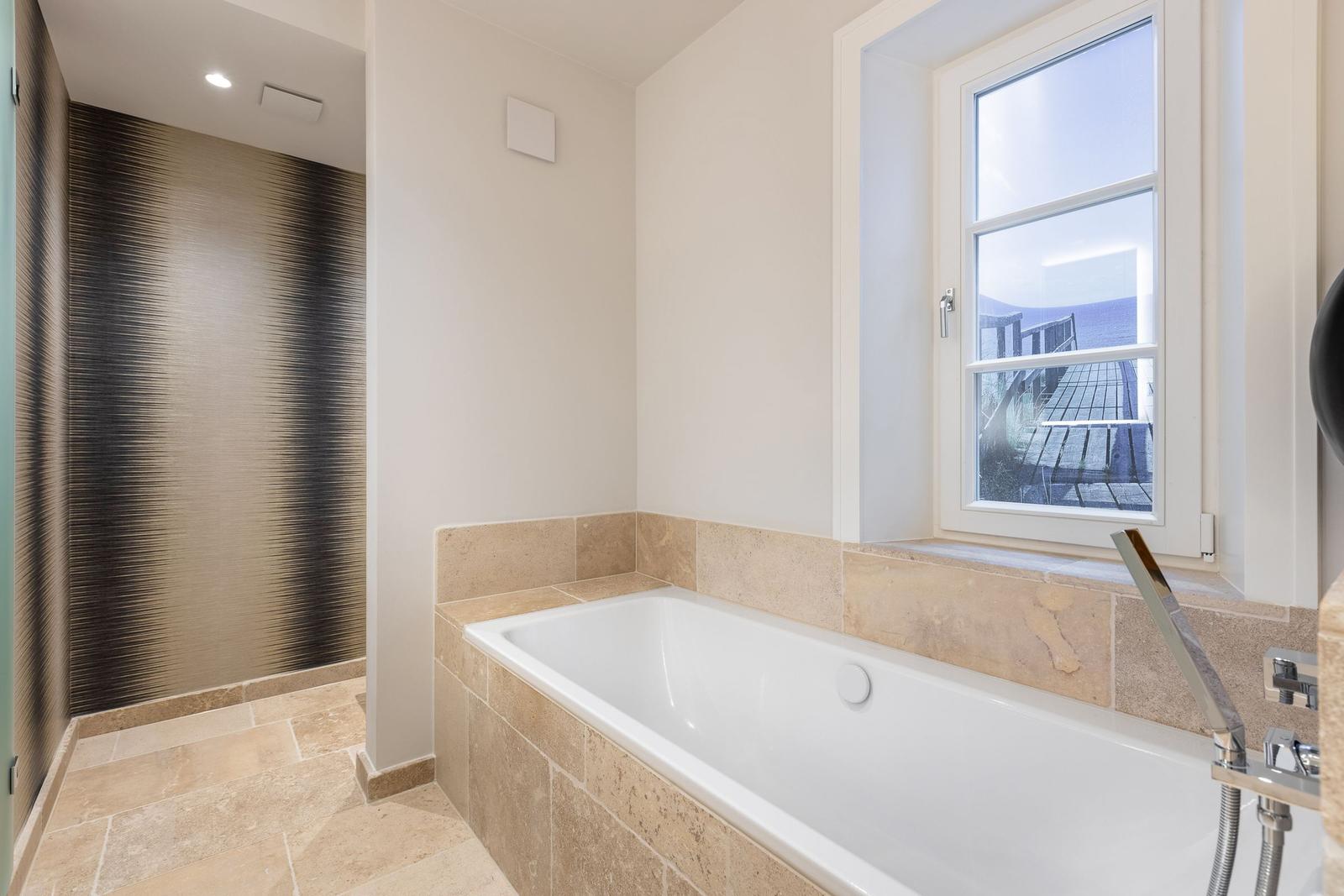 Bad mit Badewanne, Fenster und Dusche