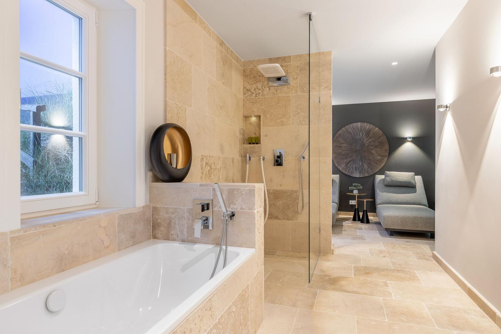 Bad mit Badewanne, Dusche und Sitzbereich