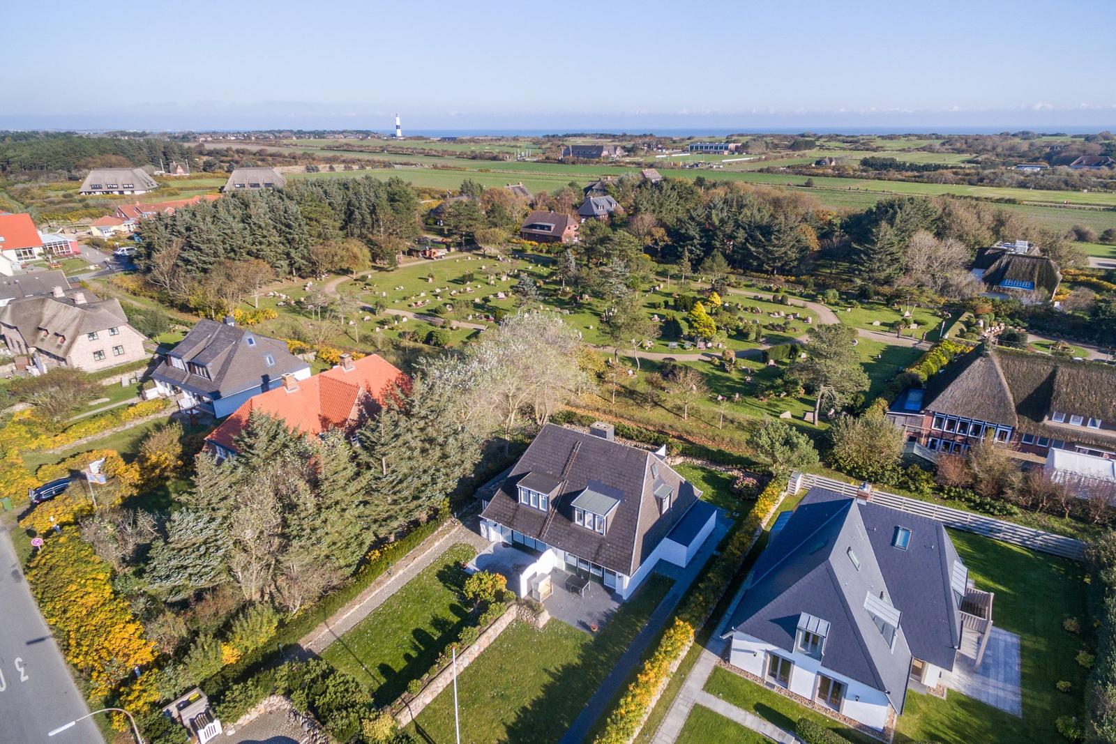 Haus mit Garten, Blick auf Friedhof und Meer