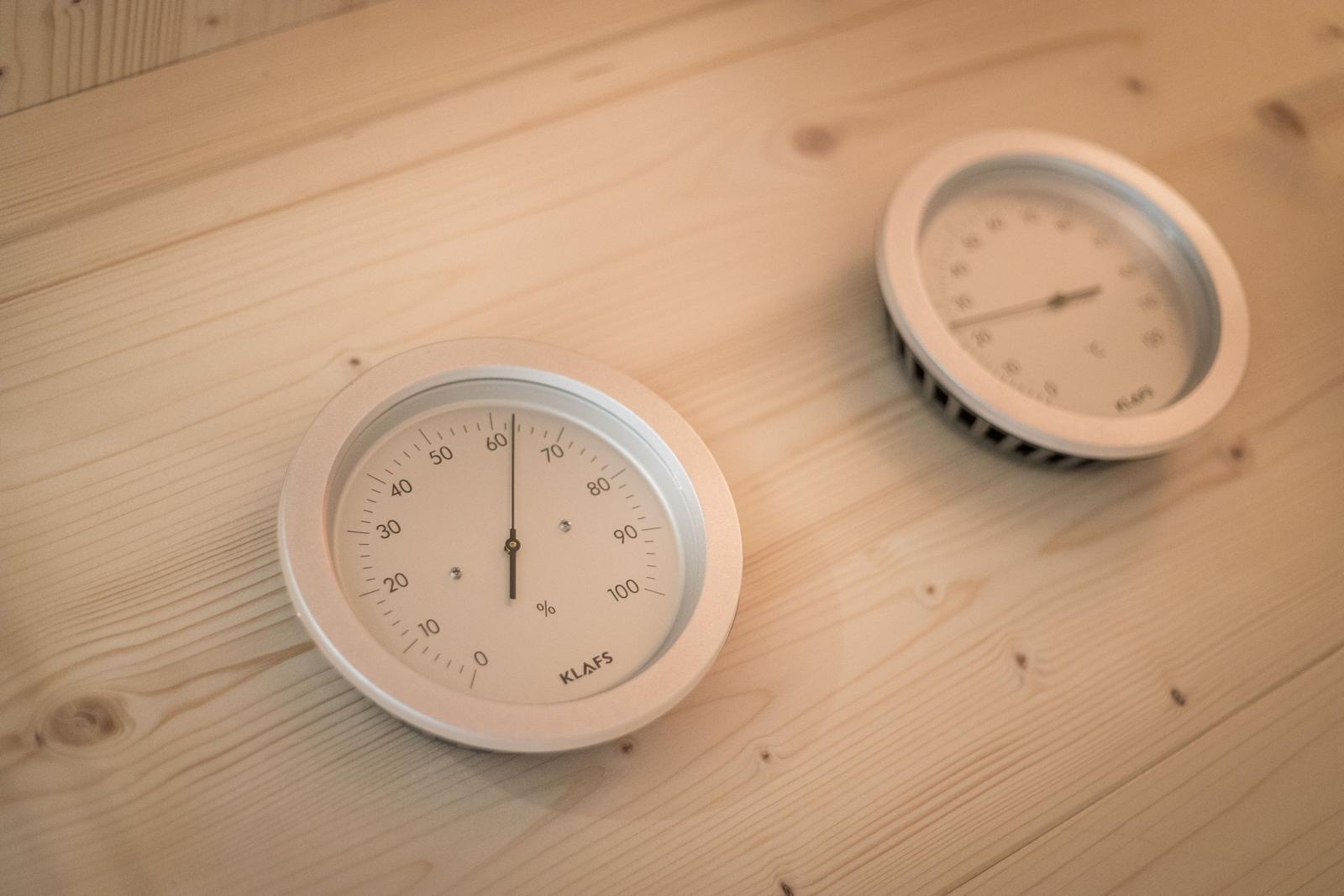 Zwei runde Hygrometer auf Holzoberfläche