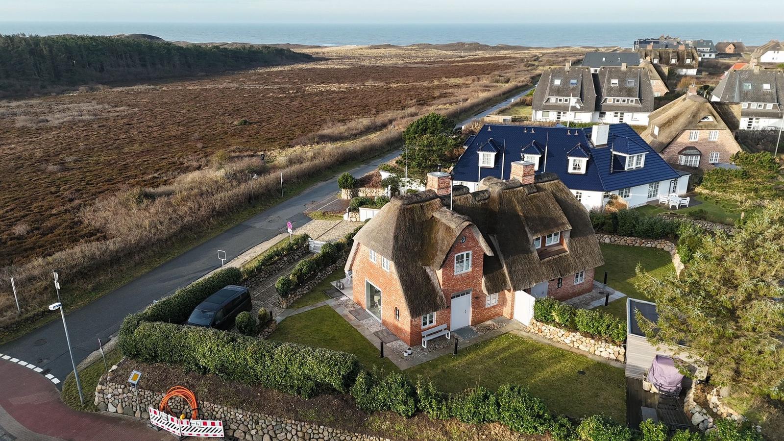 Dorfhaus mit Strohdach, Garten und Blick aufs Meer