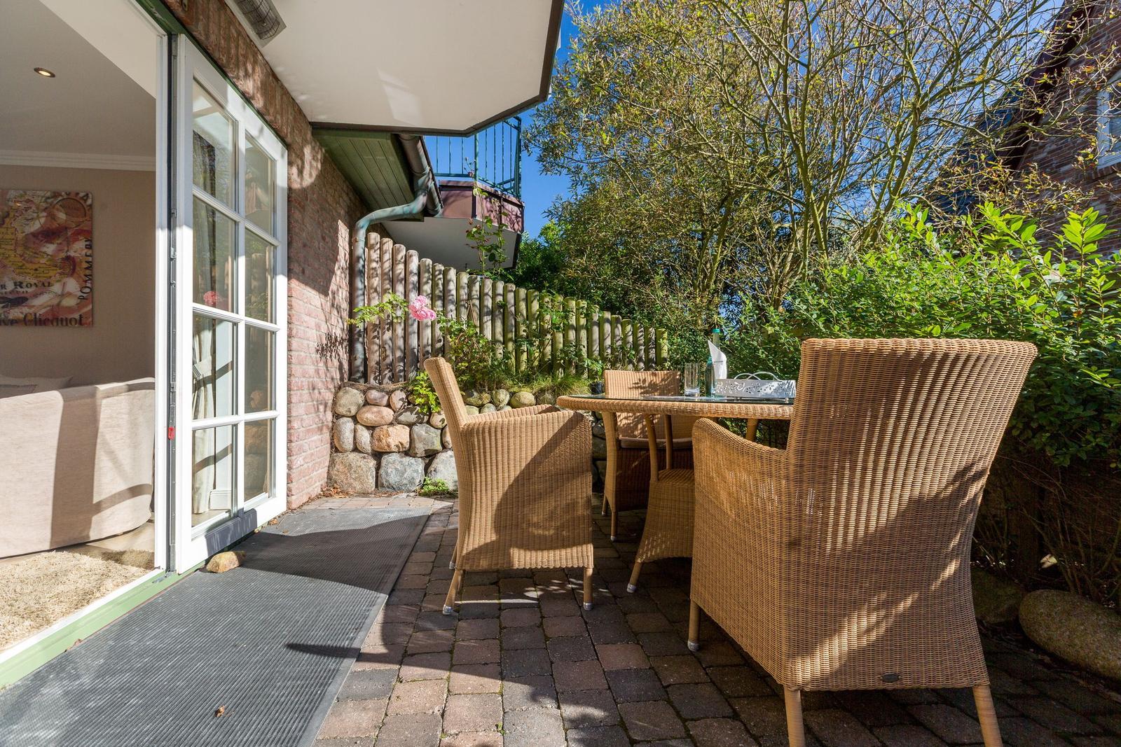 Terrasse mit Sitzgruppe, Holzgeländer und Pflanzen