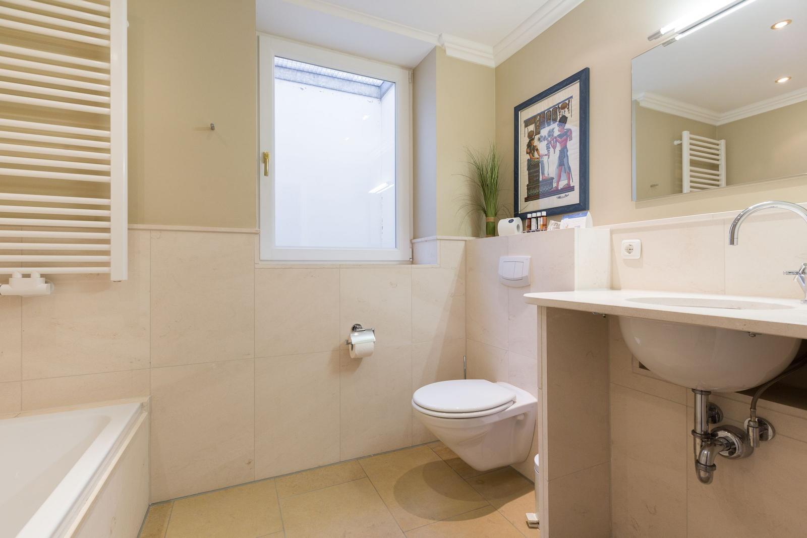 Badezimmer mit Badewanne, Toilette und Waschbecken
