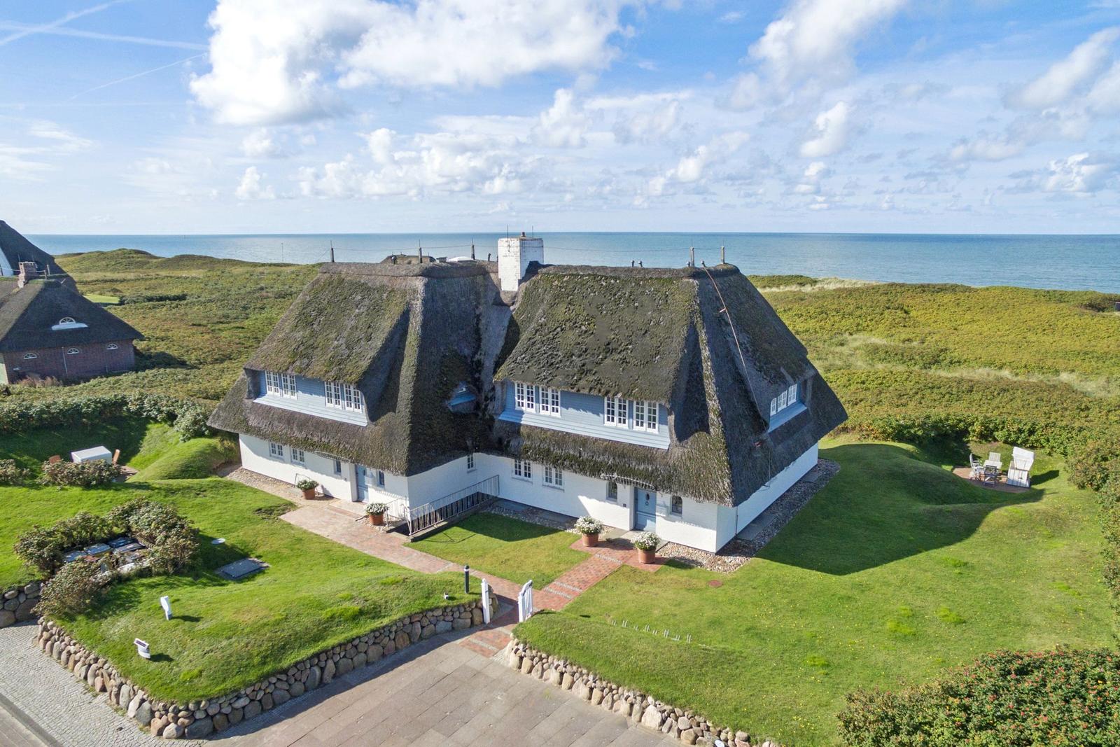 Haus mit Strohdach, Garten und Meerblick
