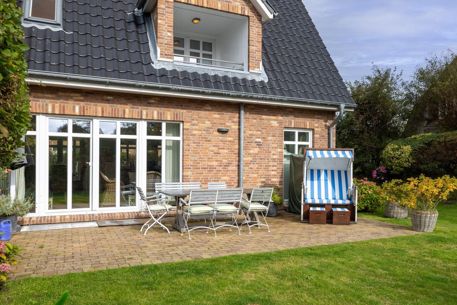 House with terrace, garden and beach chair