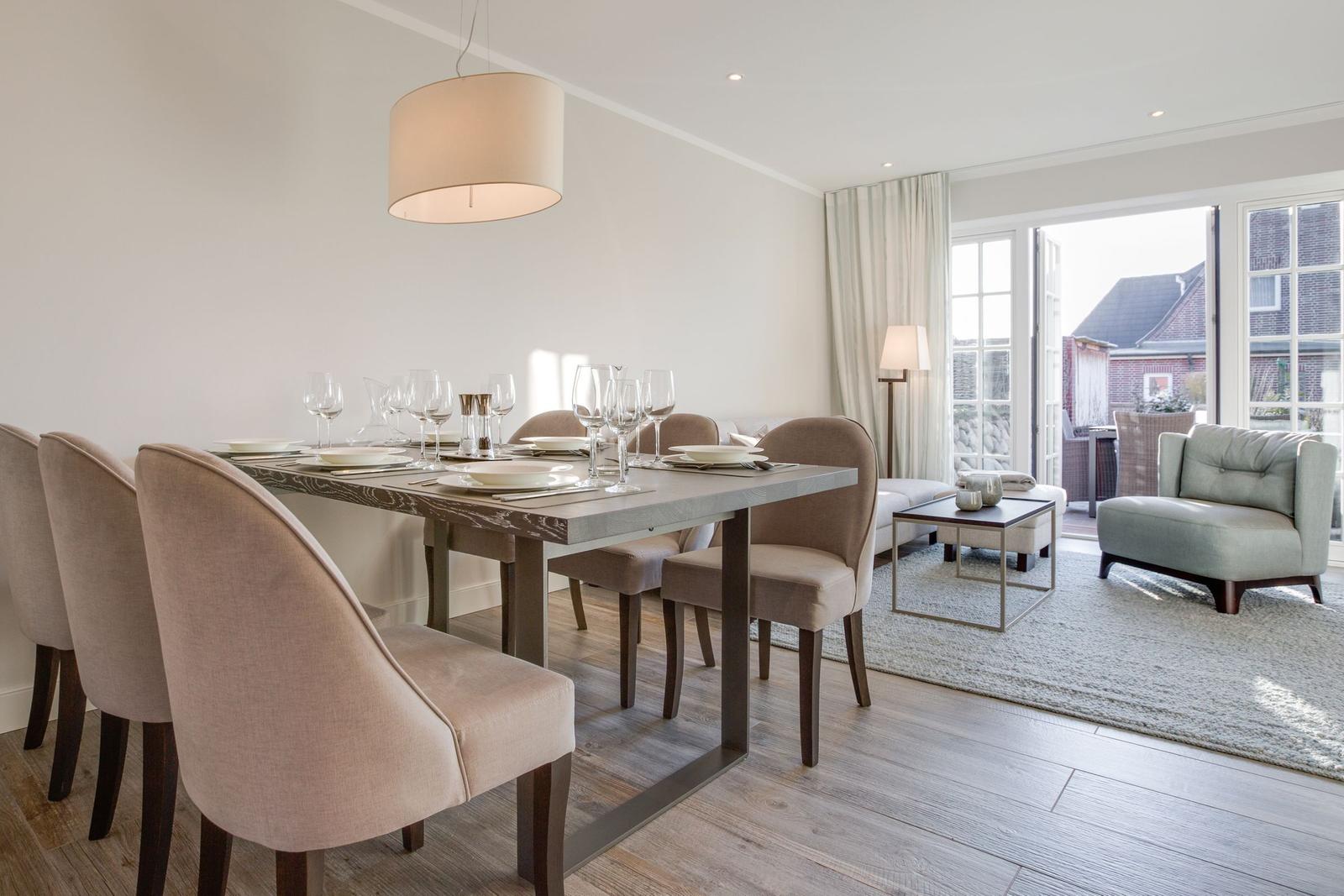 Esszimmer mit Tisch, Stühlen und Blick auf Wohnbereich