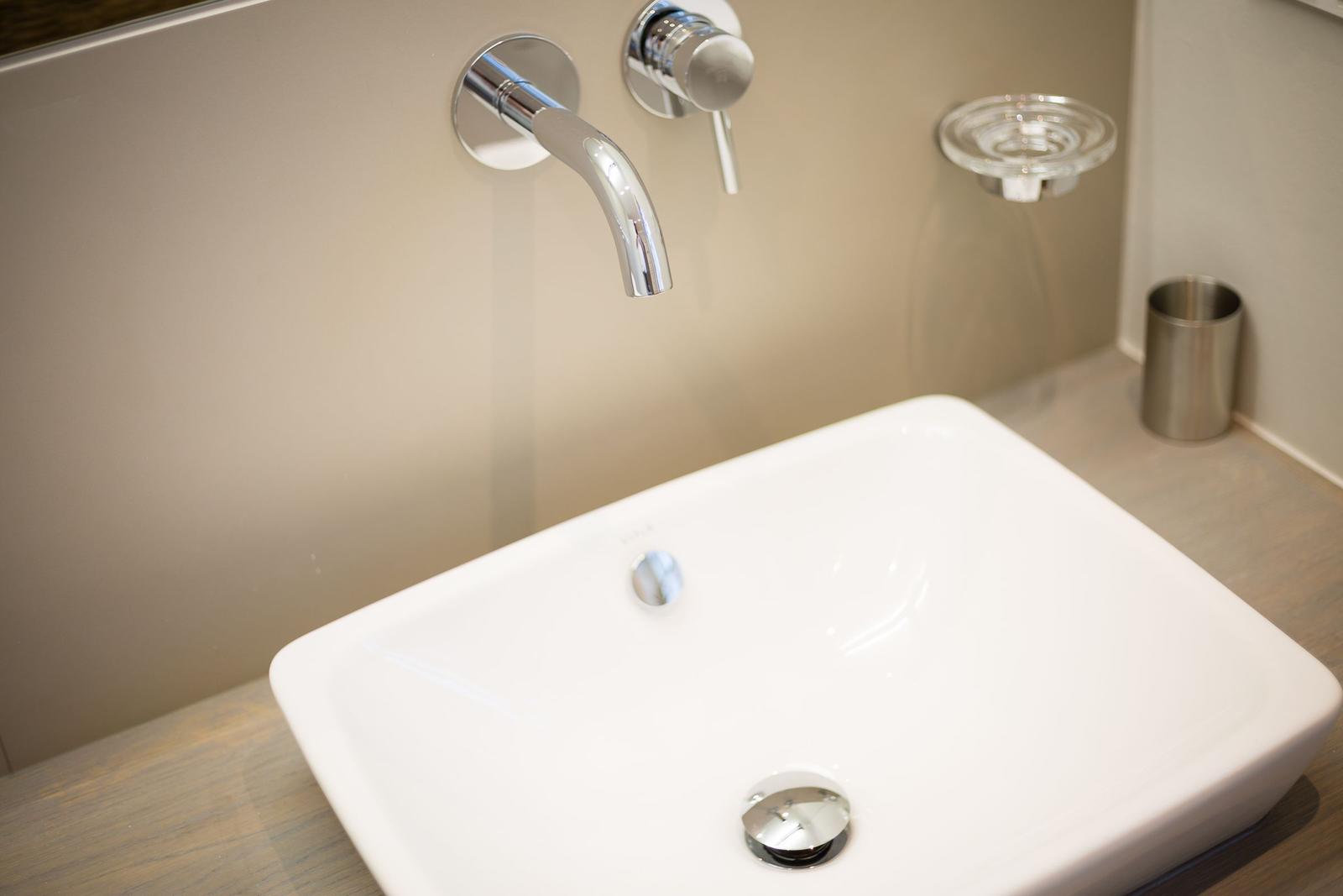 Waschbecken mit Wasserhahn und Seifenspender