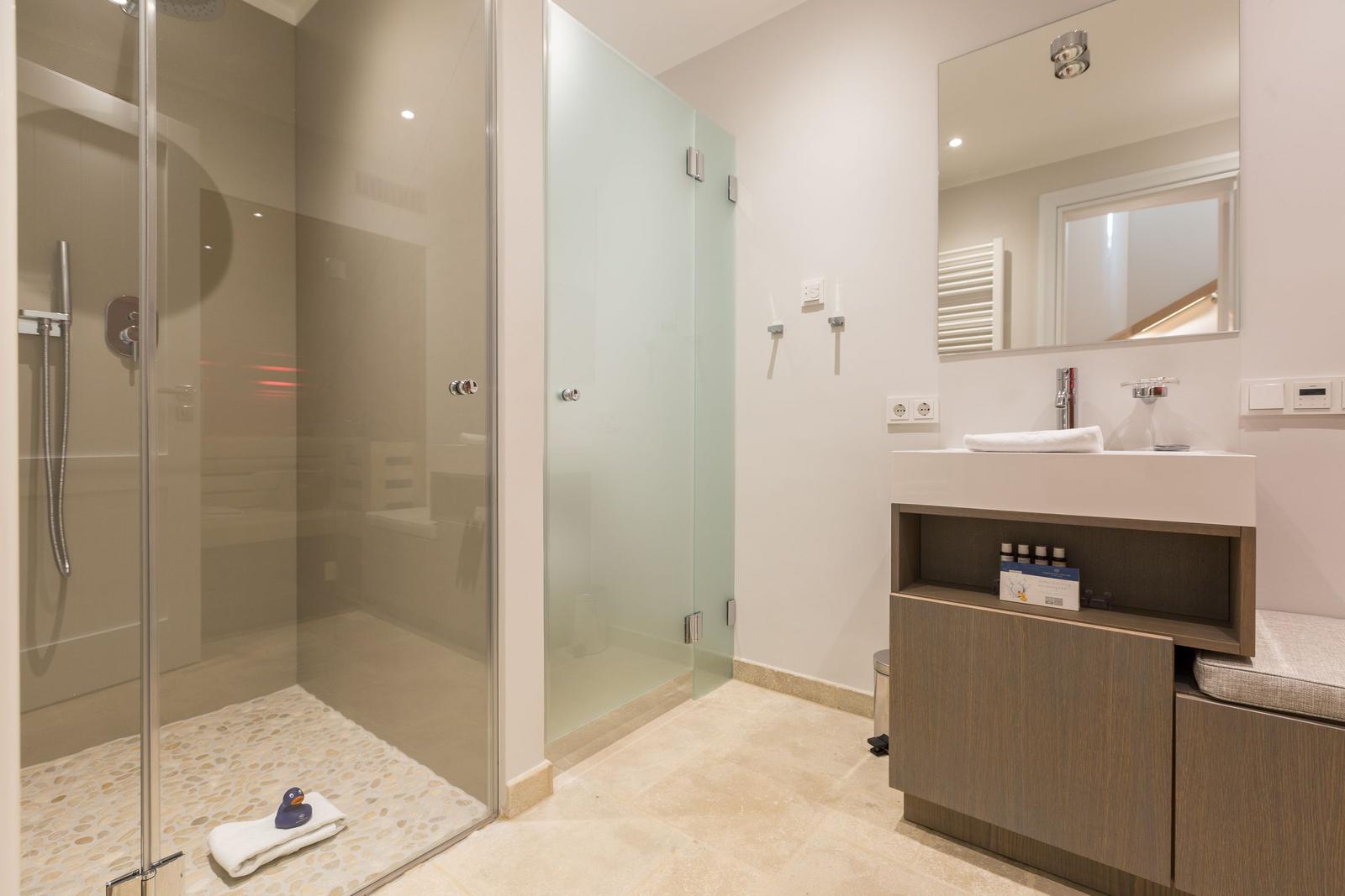 Bad mit Dusche, Spiegelschrank und Waschtisch