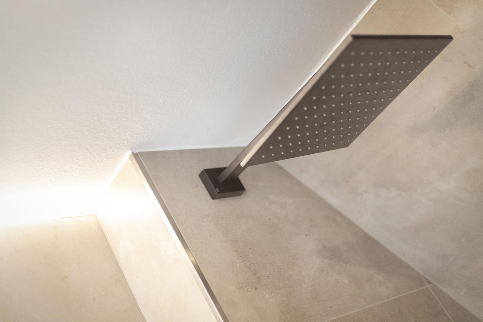 Moderne Dusche mit quadratischer Regenduschkopfmontage an Wand