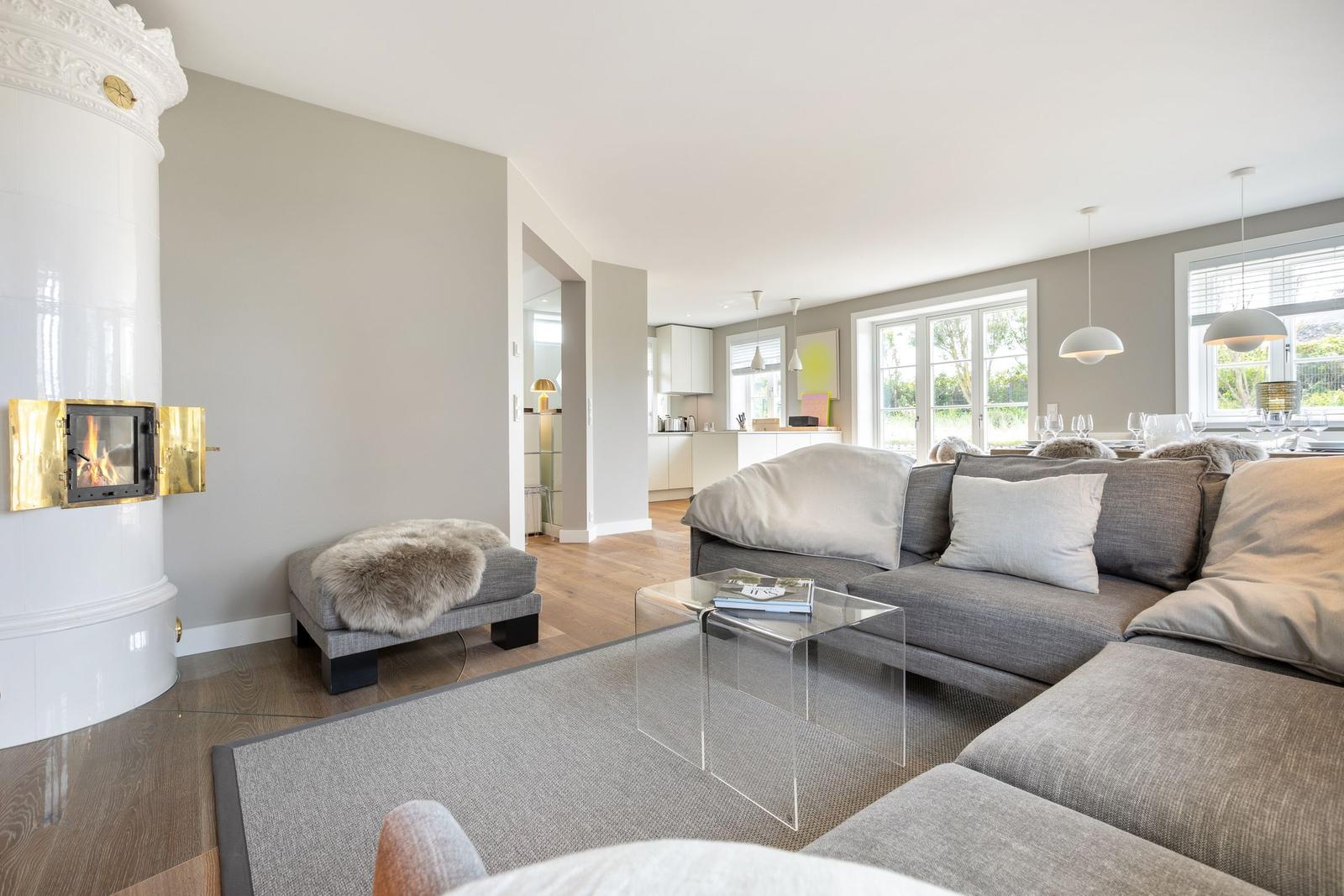 Wohnbereich mit Sofa, Kamin und Essbereich