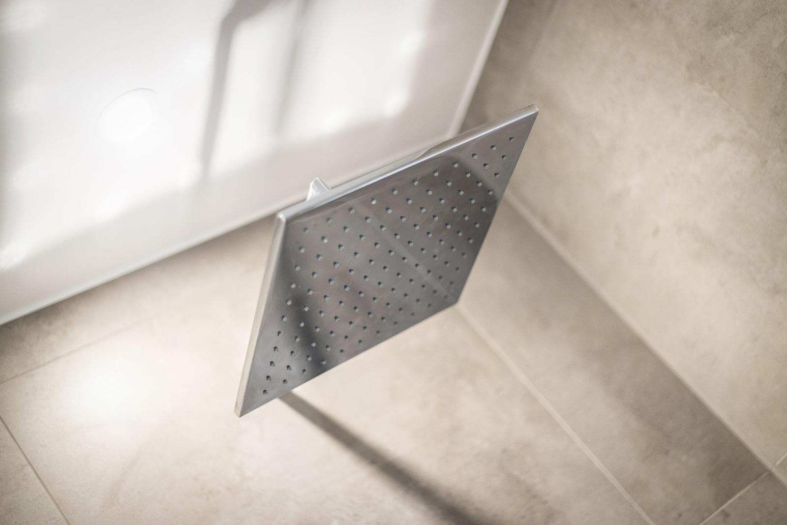 Duschkopf mit vielen Düsen in moderner Dusche