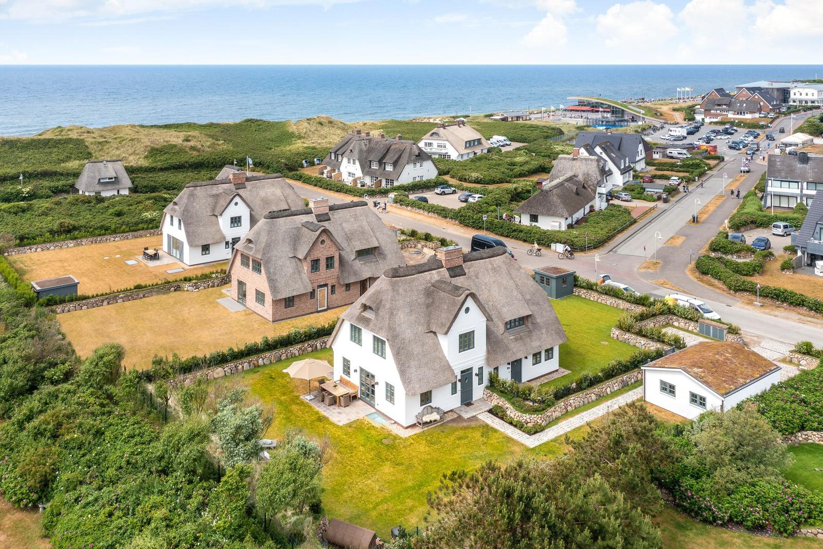 Dorfhaus mit Strohdach und Garten direkt am Meer