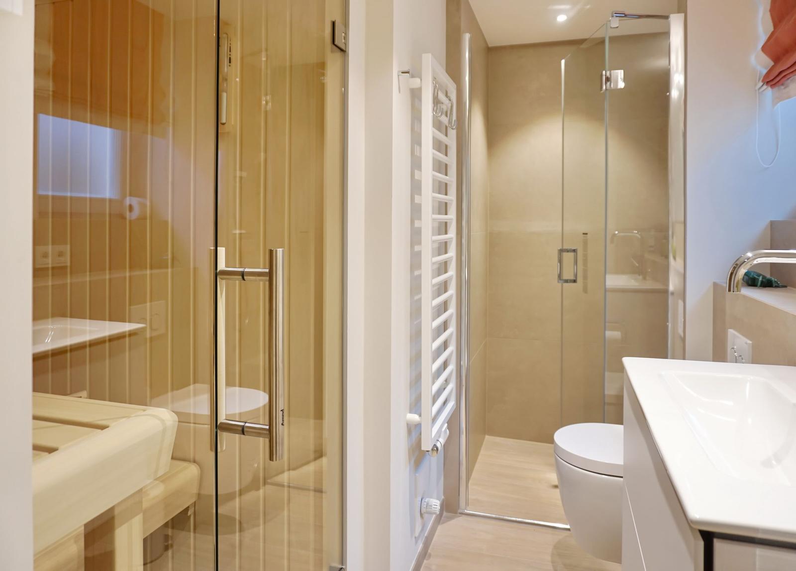 Badezimmer mit Dusche, Toilette und Waschbecken