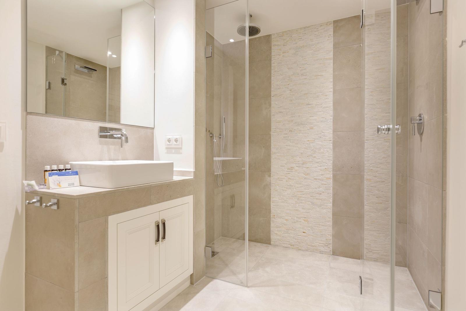 Badezimmer mit Dusche und Waschbecken