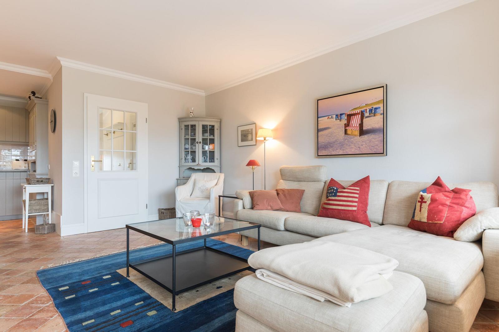 Wohnzimmer mit Sofa, Couchtisch und Wandbild