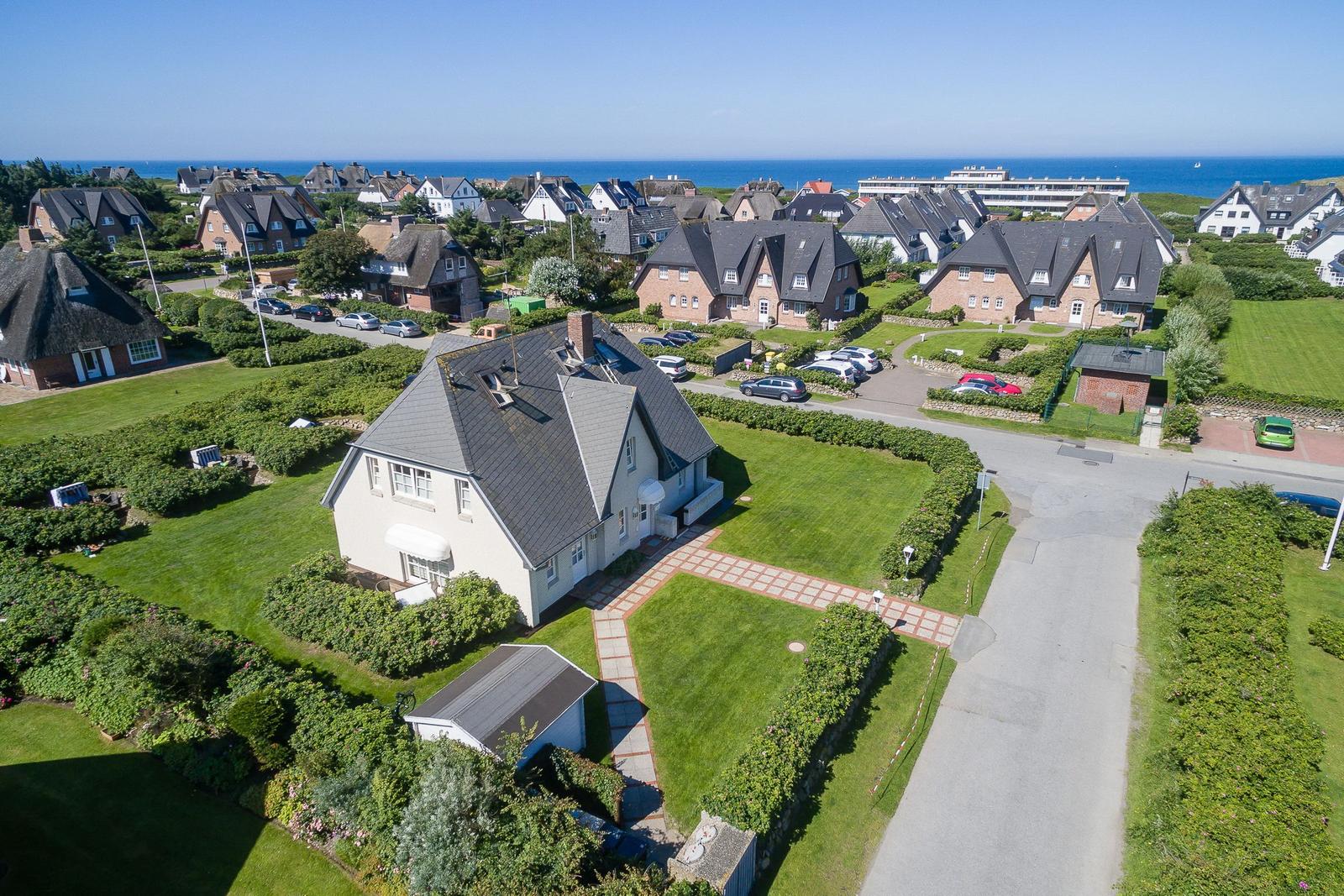 Haus mit großem Garten und Blick auf das Meer.