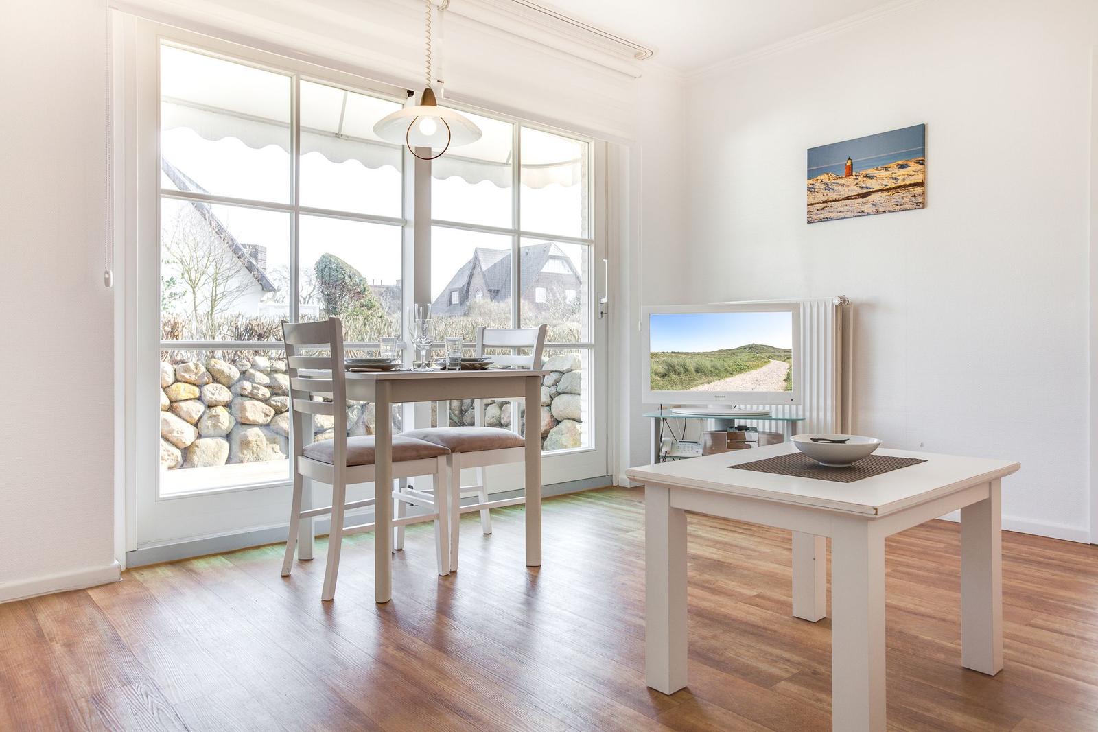 Esszimmer mit Tisch, Stühlen und Blick auf Außenbereich