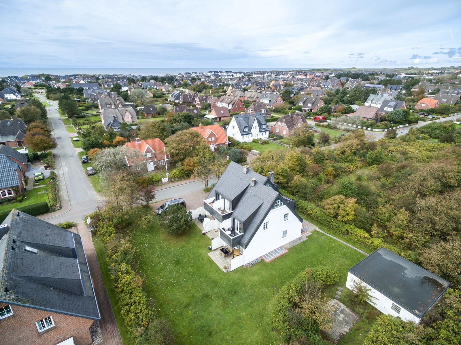 Haus mit Garten und Blick auf die Stadt und das Meer