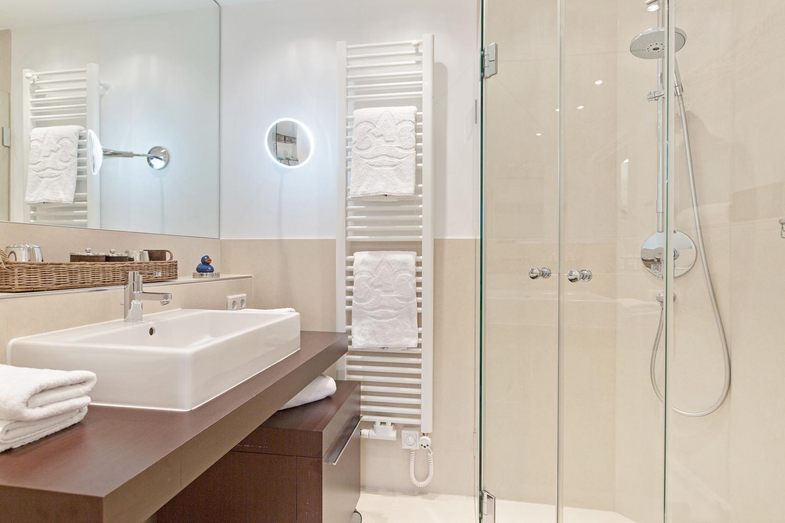 Bad mit Dusche, Waschbecken und Handtuchhalter