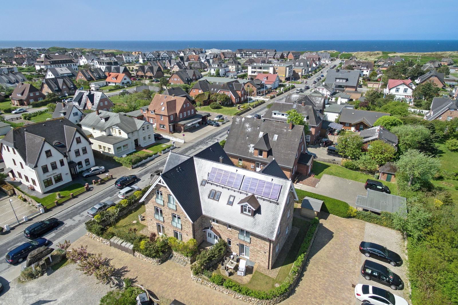 Haus mit Solaranlage, Blick auf Strand und Wohngebiet