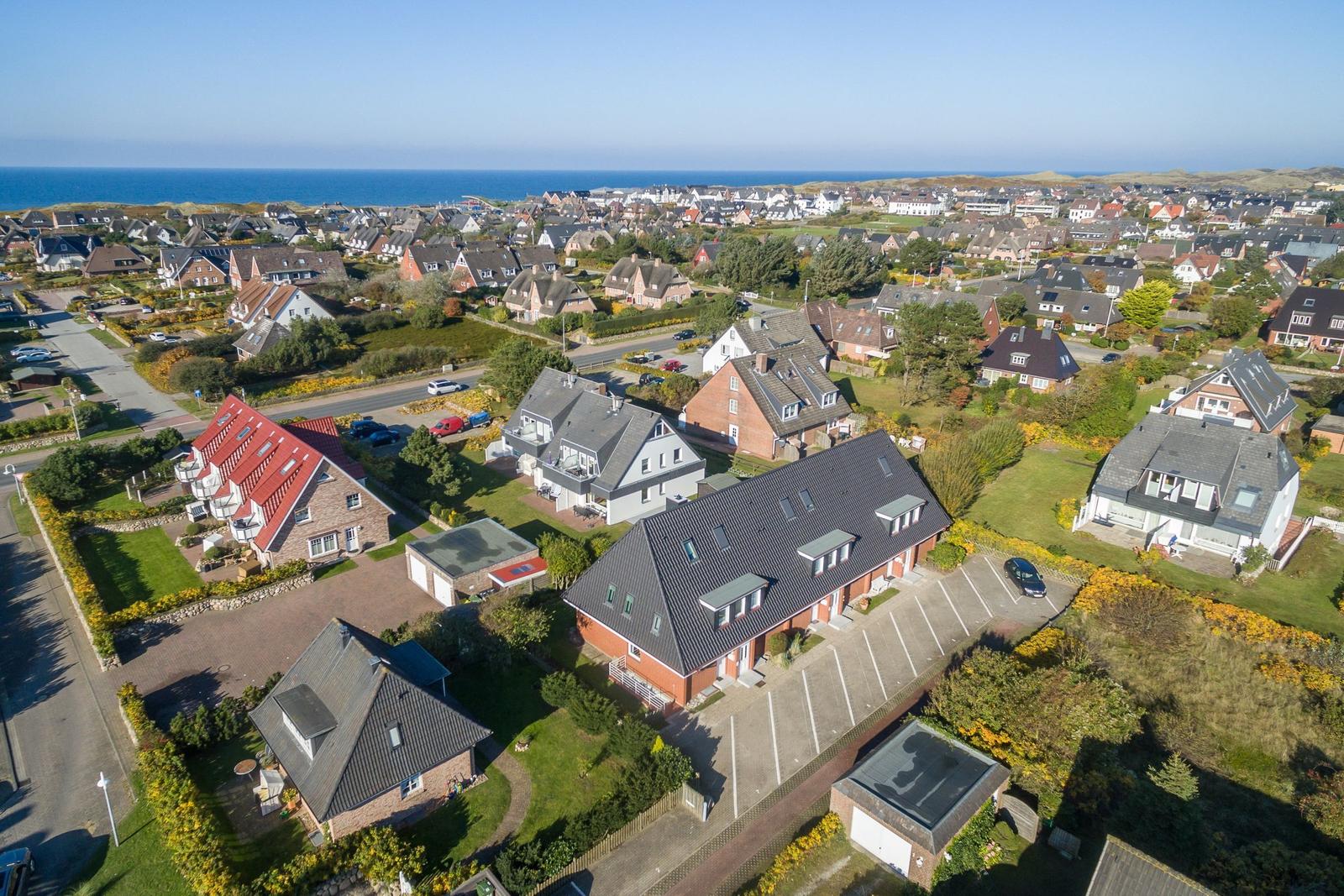 Luftbild von Häusern mit Garten und Blick auf das Meer