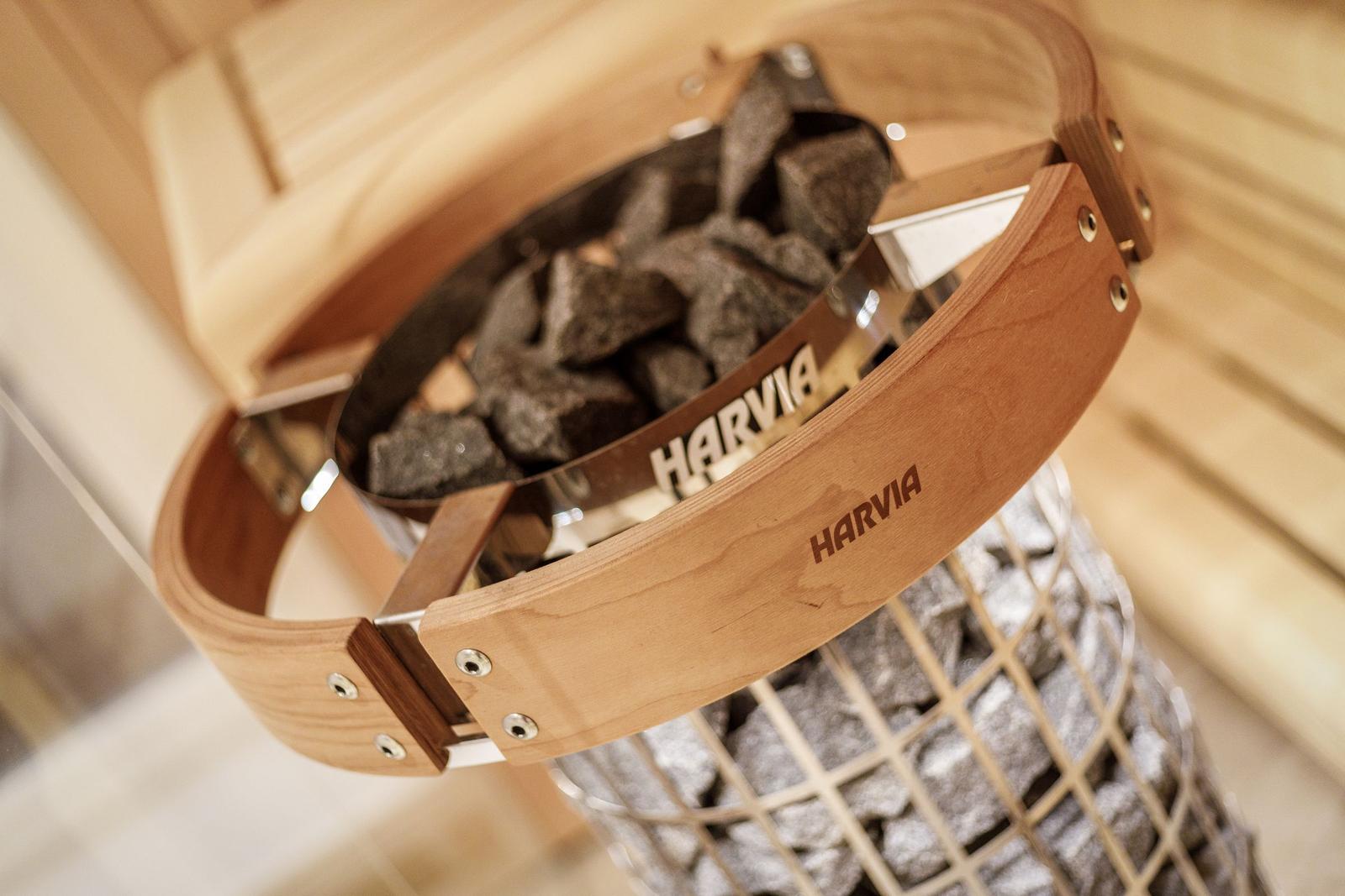 Harvia-Sauna mit Holzrahmen und Steinmulde