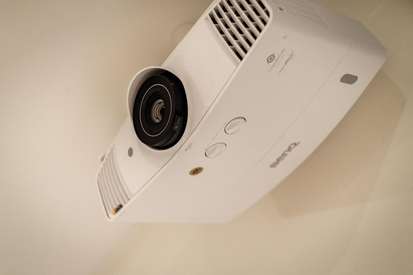 Weißer Projektor an der Decke montiert