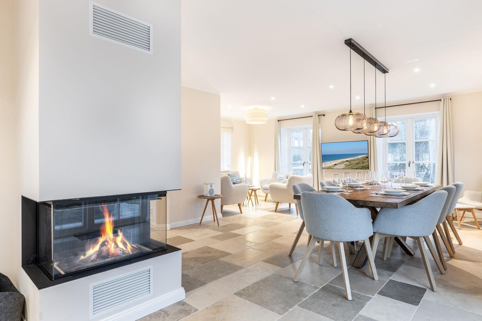 Moderne Wohn- und Essbereich mit Kamin und Holztisch