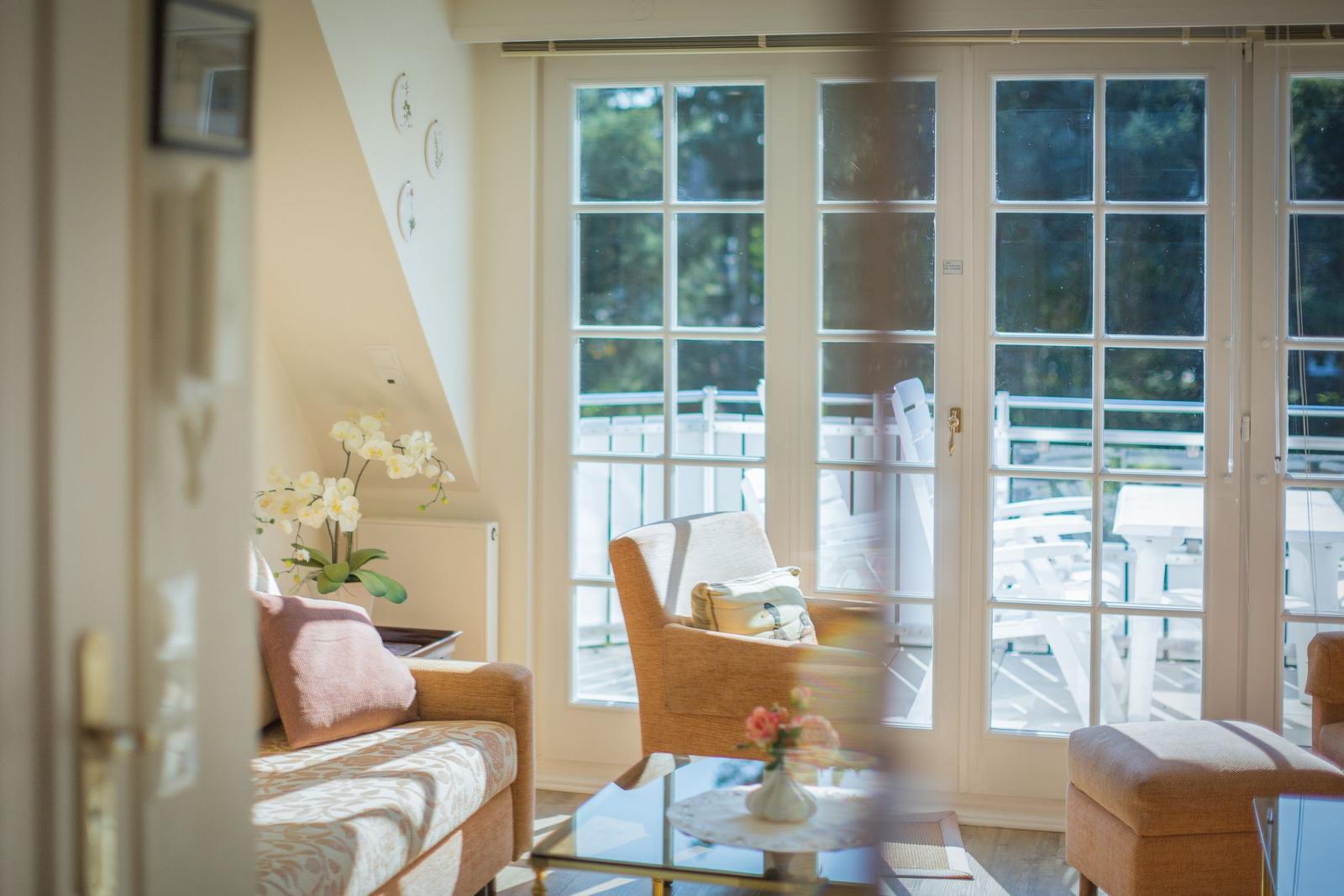 Living room with seating and view to the terrace.