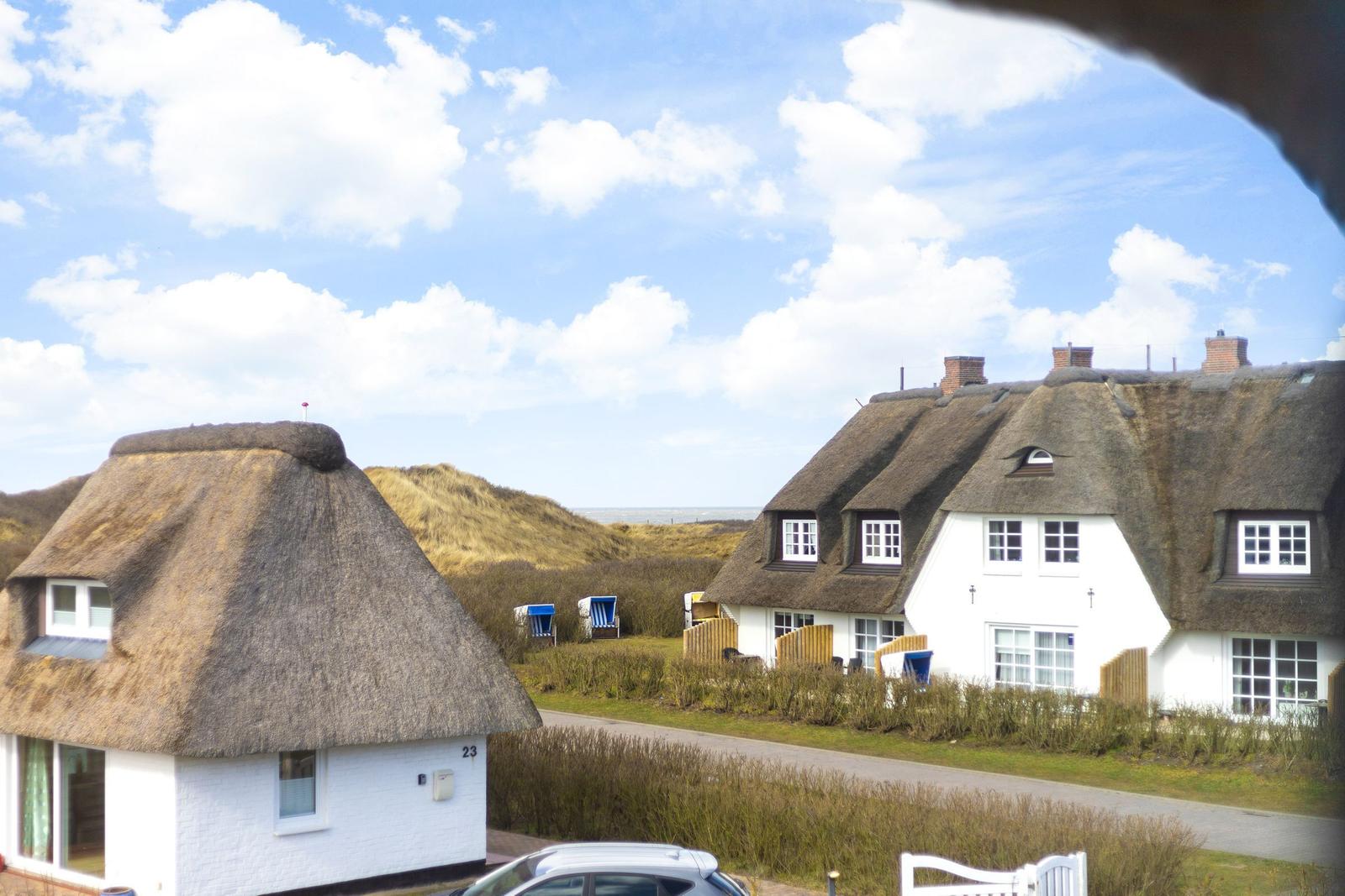 Dachdörfer mit Strohdächern und blauem Himmel