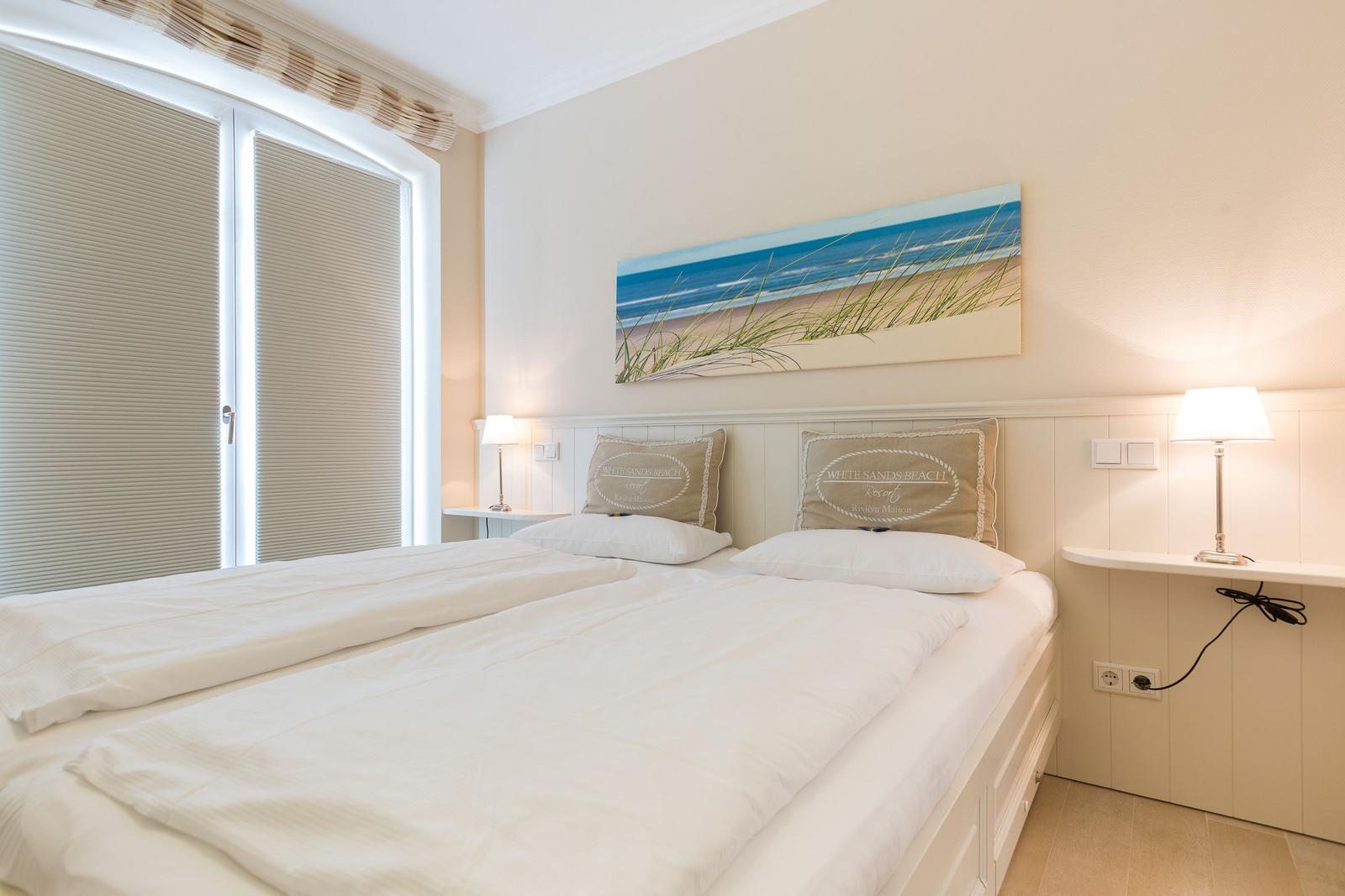 Schlafzimmer mit Doppelbett, Fenster und Wandbild