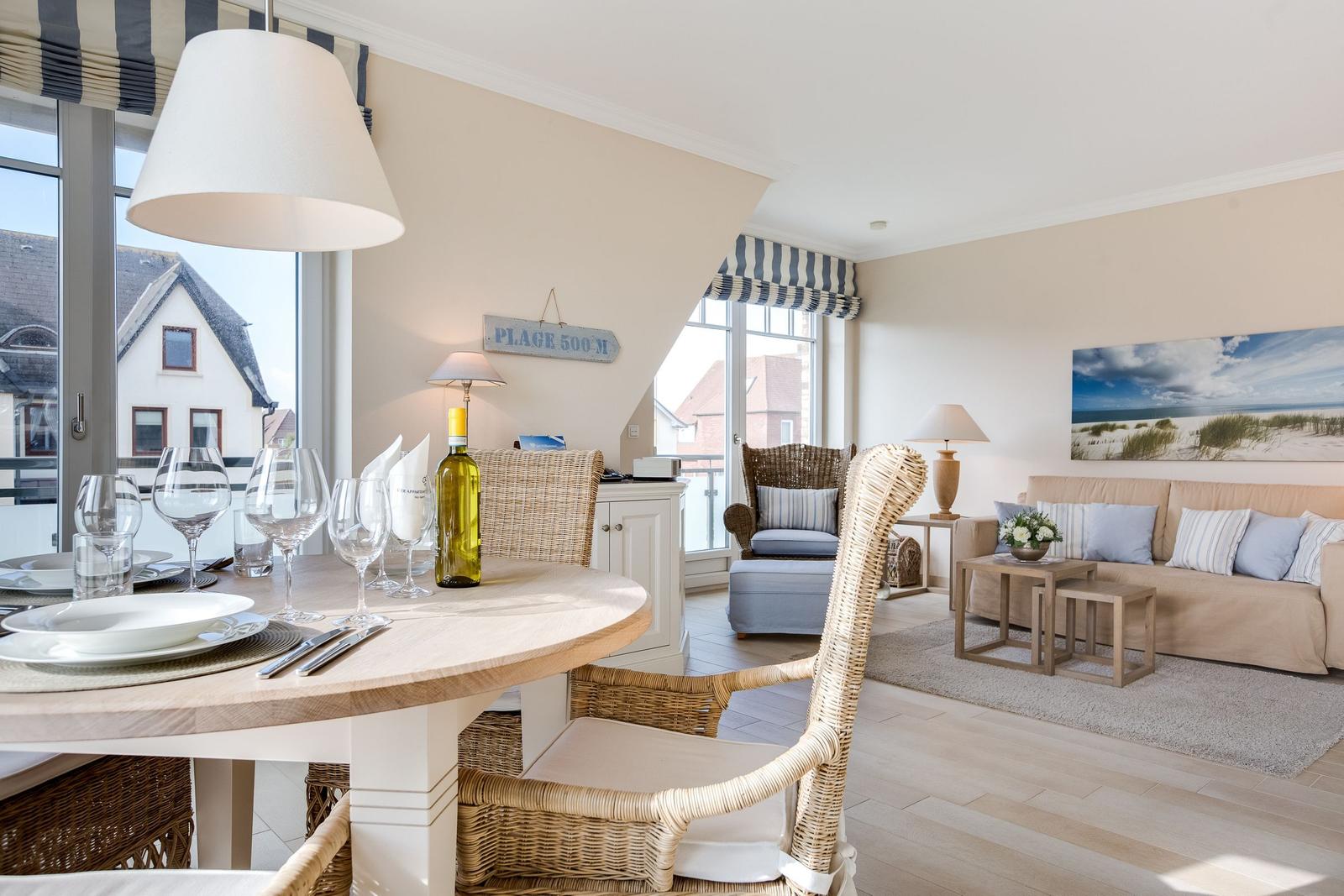 Essbereich mit Tisch und Stühlen, Wohnbereich mit Sofa und Fenster