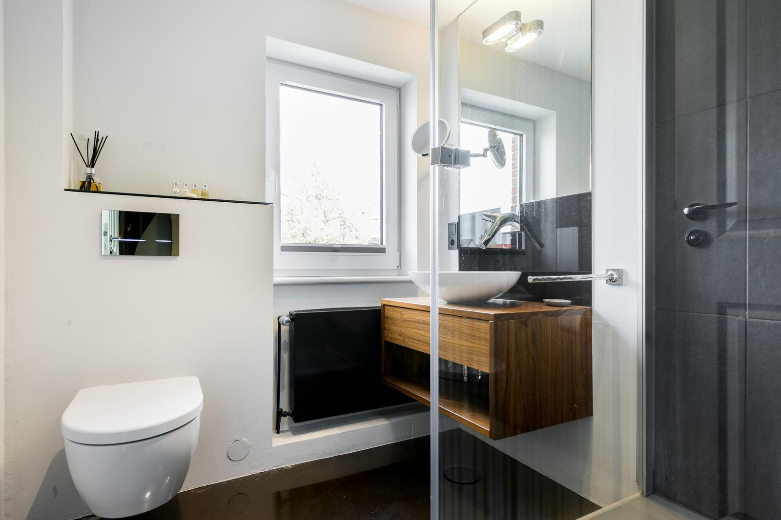 Bad mit Toilette, Waschtisch und Dusche