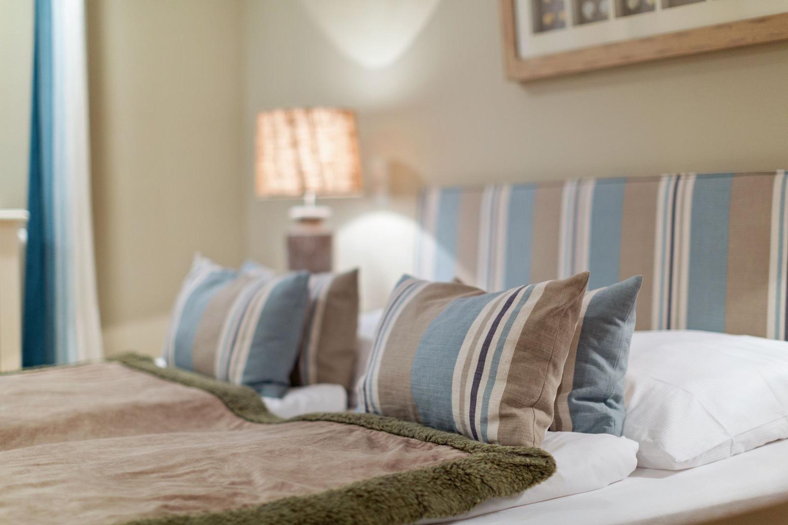 Das Bett mit Kissen und Decke im Schlafzimmer.