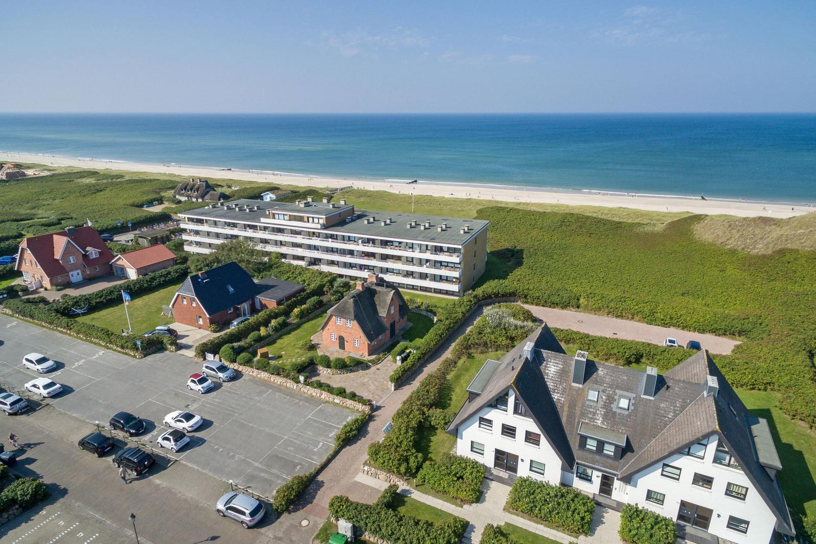 Strandferienhaus mit Parkplatz und Blick aufs Meer