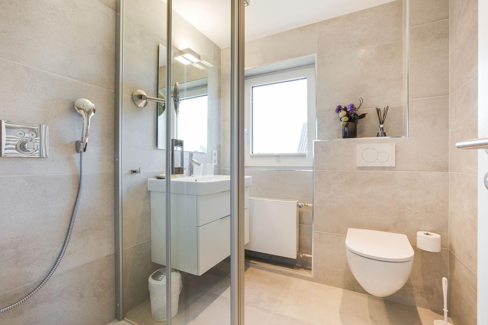 Moderne Badezimmer mit Dusche, Waschbecken und Toilette