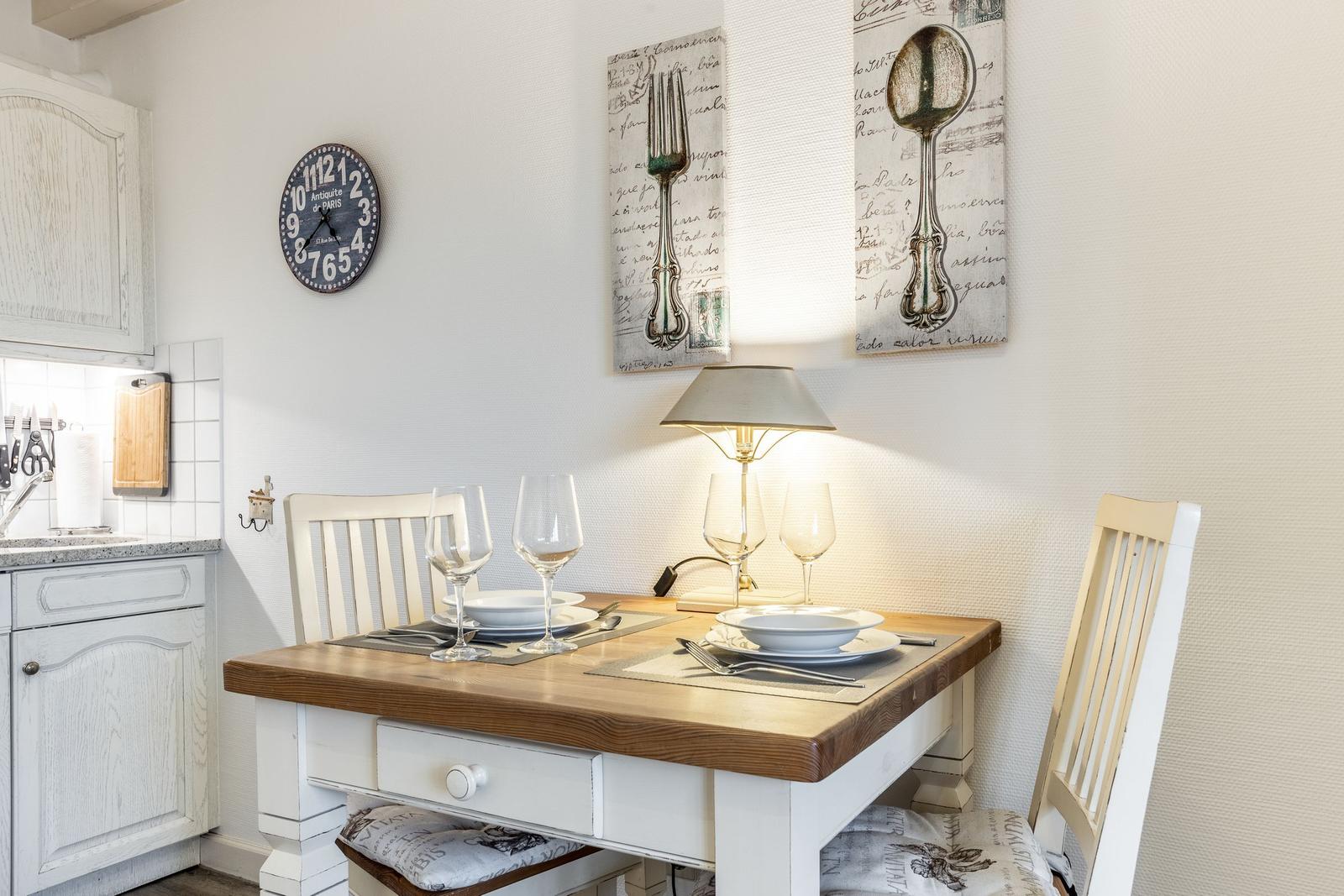 Esszimmer mit Tisch, Stühlen und Wanddekoration