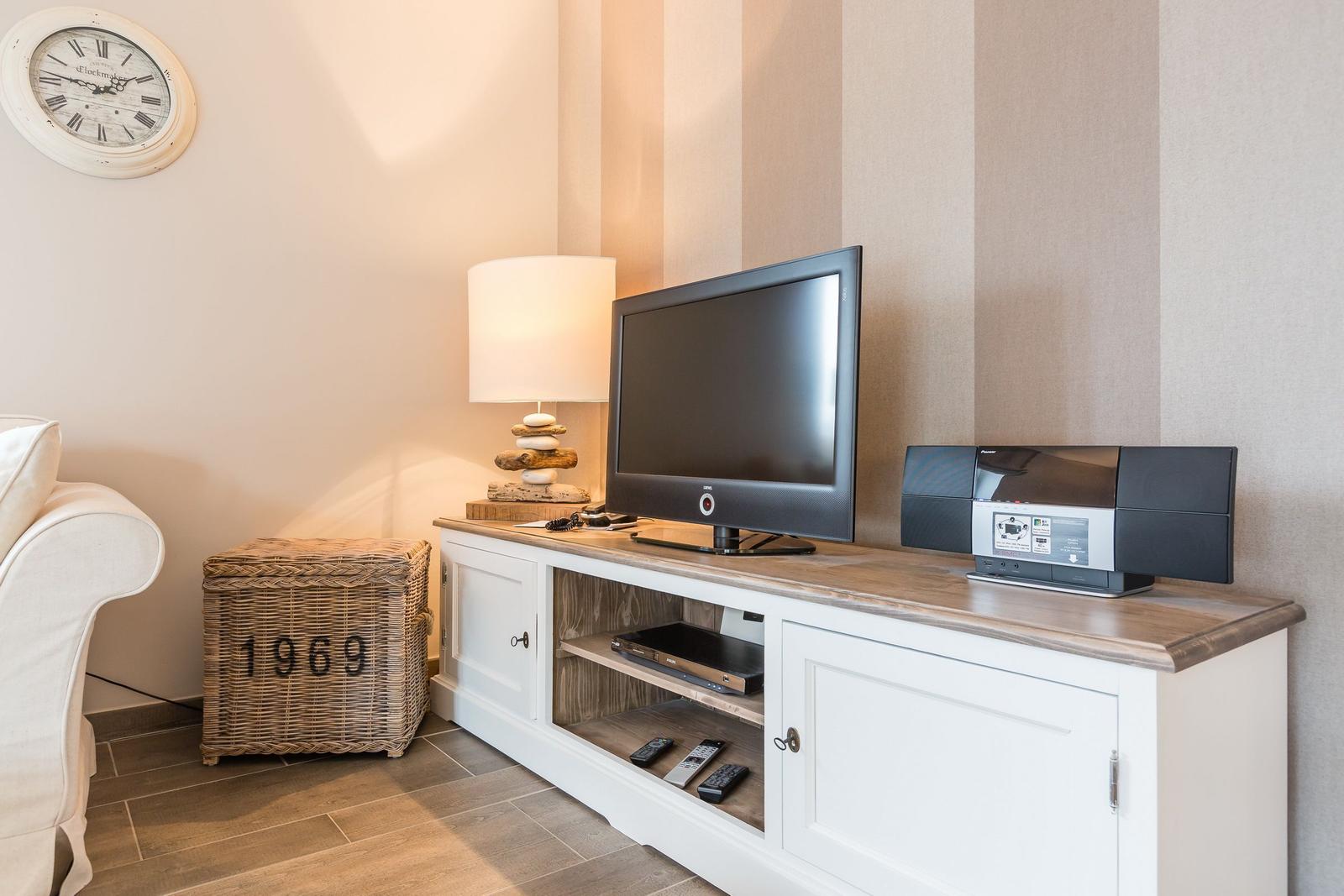 TV-Schrank mit Fernseher, Lautsprecher und Lampen