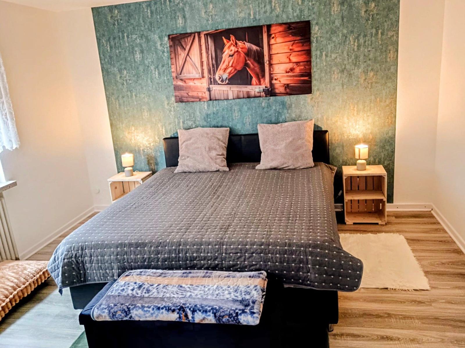 Gemütliches Schlafzimmer mit Kleiderschrank