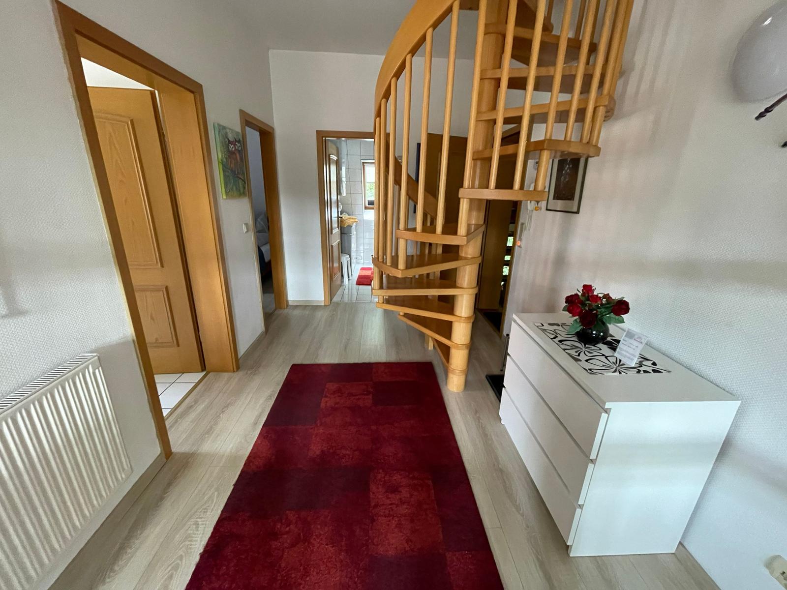 Großzügiger Flur mit Garderobe und Wendeltreppe zum zweiten Schlafzimmer und Spielecke.