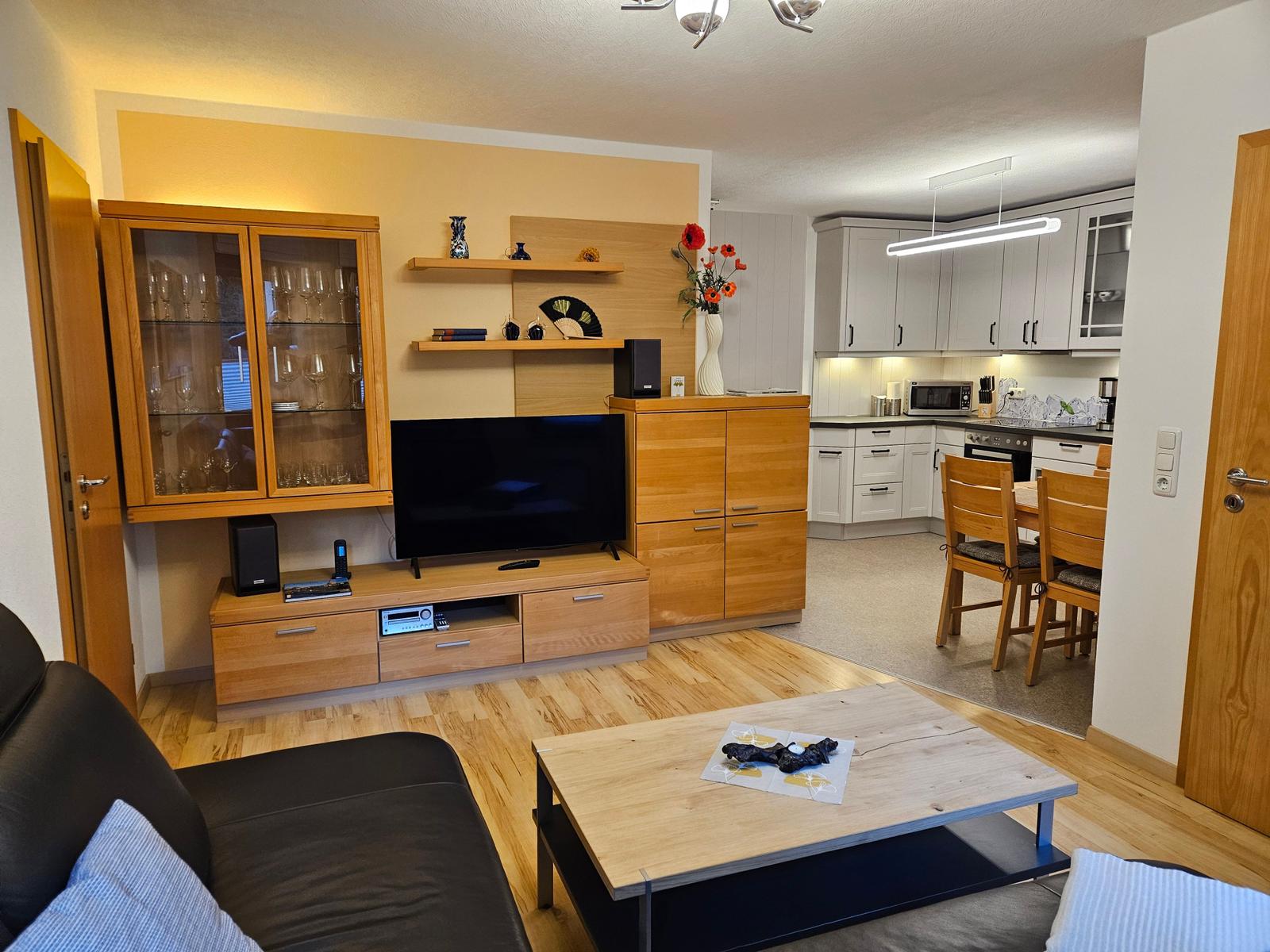 Wohnzimmer mit Fernseher LG OLED, kleine Musikanlage
W-Lan