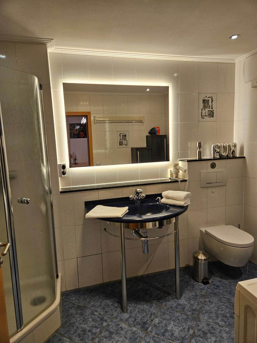 Badezimmer mitEchtglasdusche, Füßbodenheizung, Waschmaschine, großer beleuchteter Spiegel, Fön