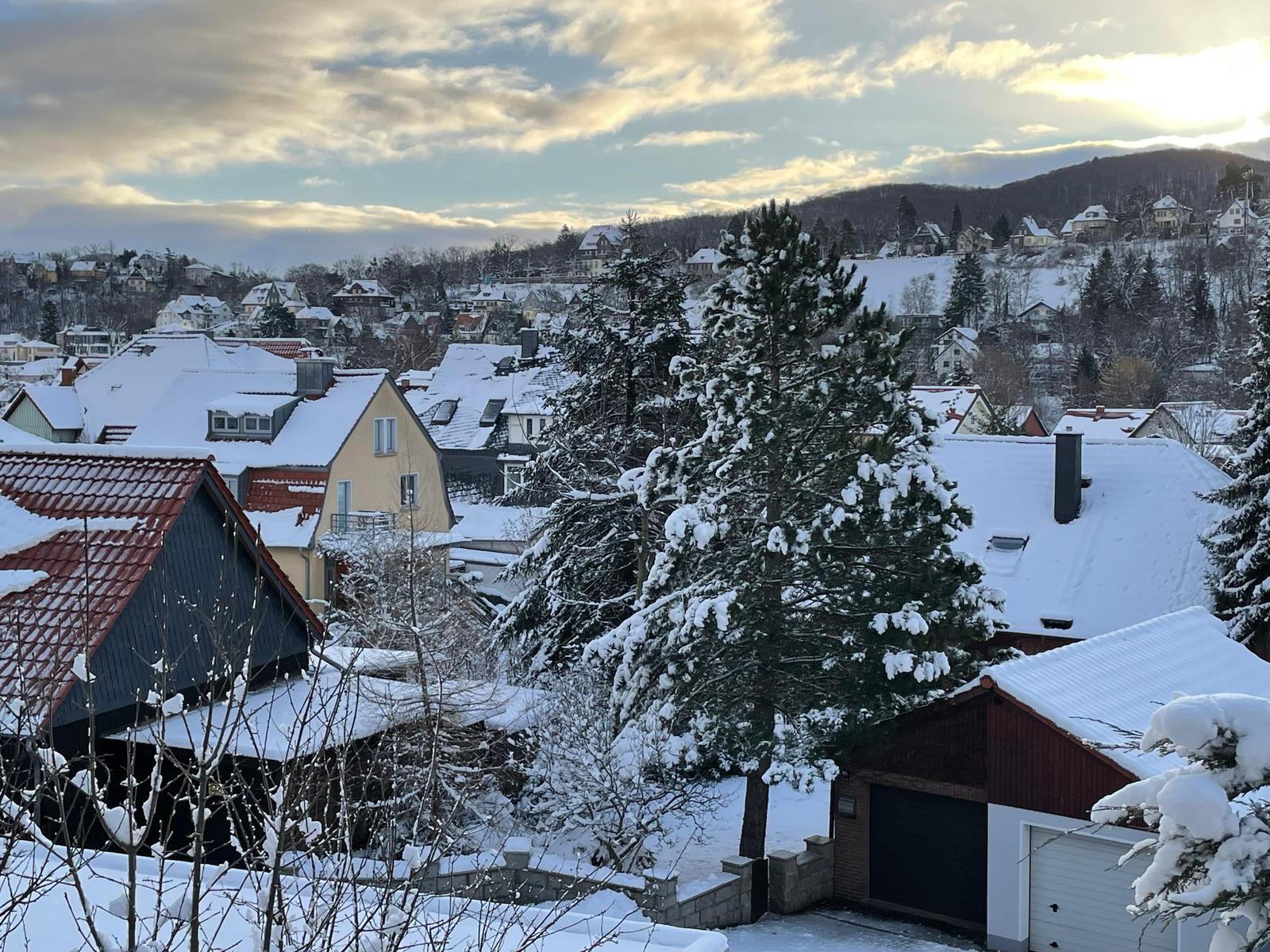 Ein traumhafter Panoramablick über das verschneite Hasseröder Tal.