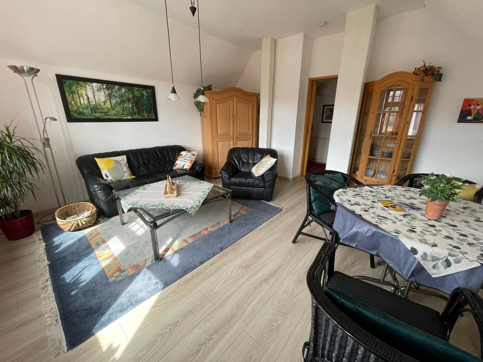 Wohnraum mit moderner Essecke und gemütlicher Sitzecke.