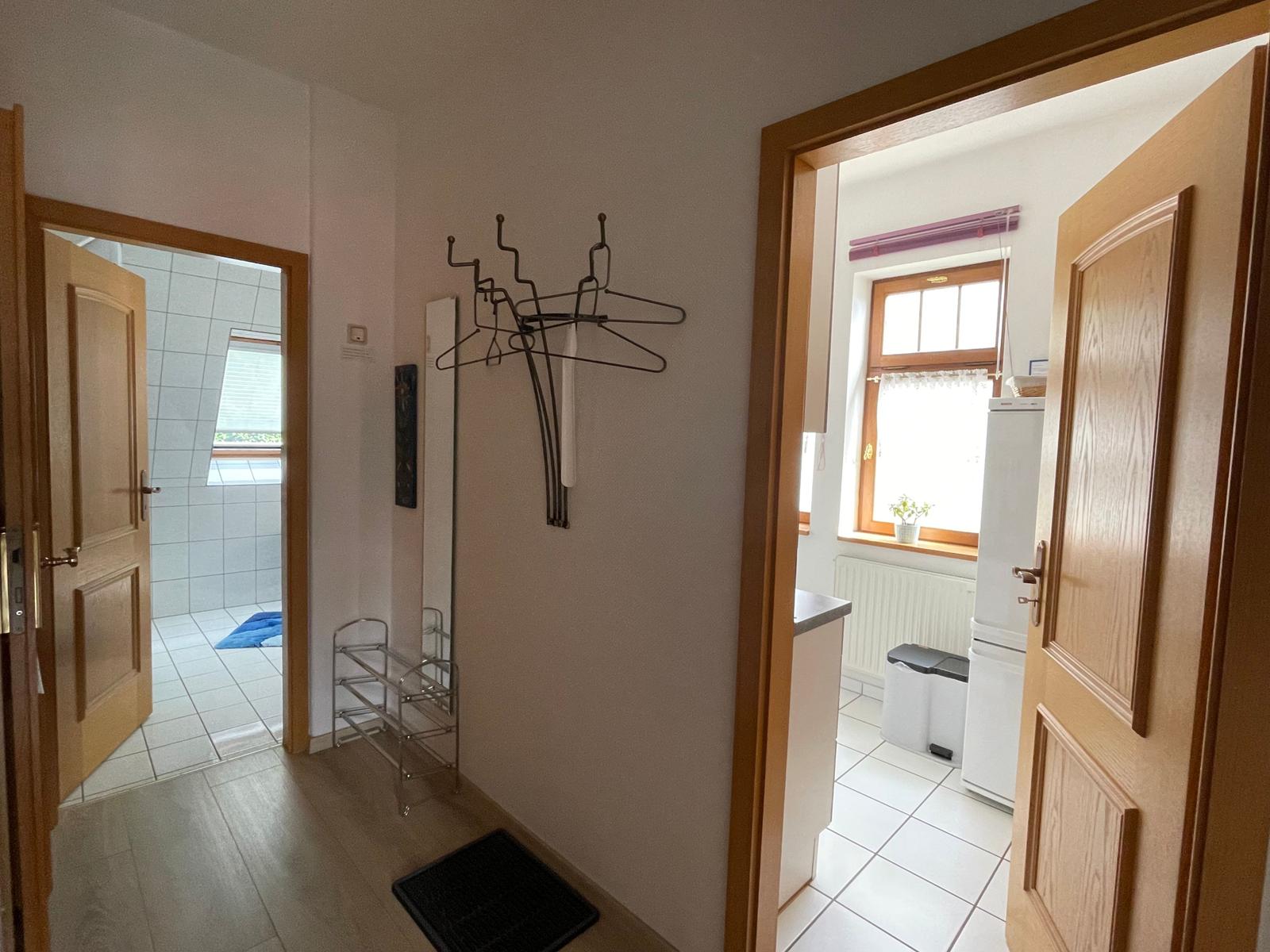 Großzügiger Flur mit Garderobe und Wendeltreppe zum Schlafzimmer.