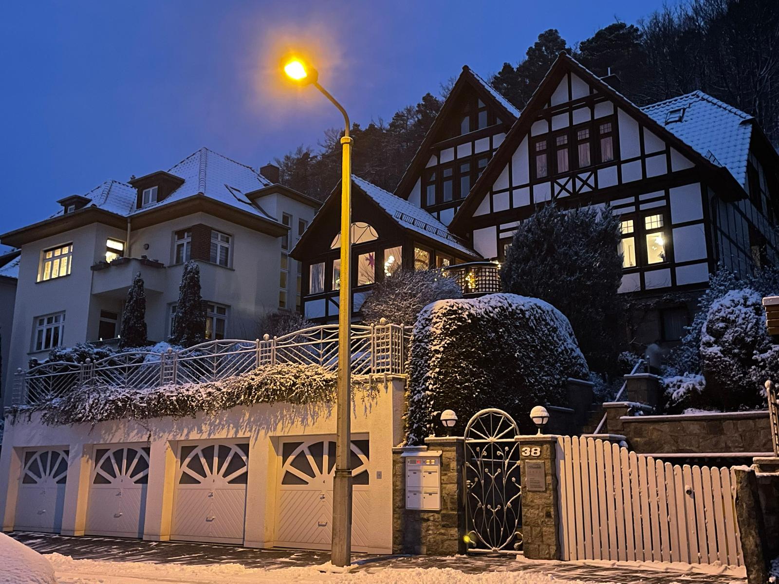 Ein ruhiger Winterblick auf das verschneite Gästehaus.