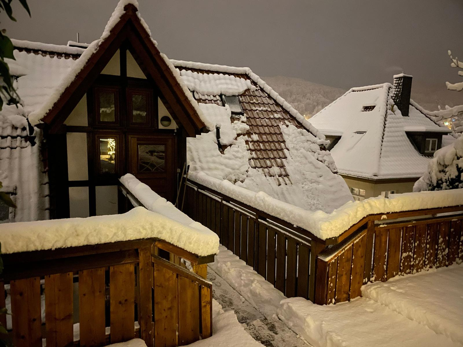 Brücke zur Terrasse im winterlichen Kleid.