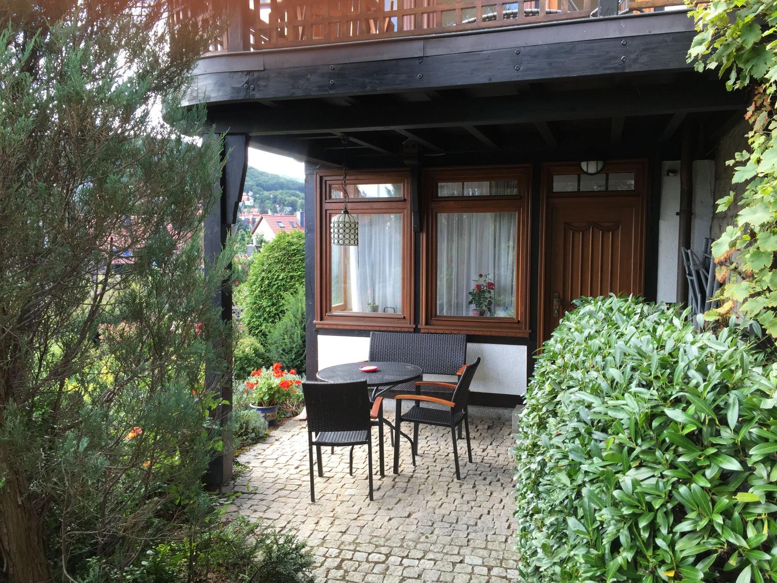 Überdachte Terrasse mit direktem Zugang zur Wohnung.
