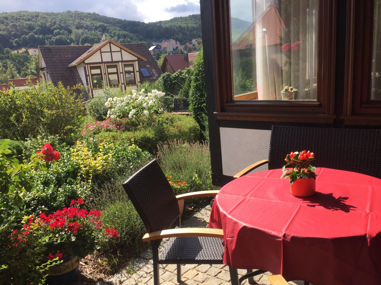 Terrasse öffnet sich zum Garten und lädt zum Entspannen ein.