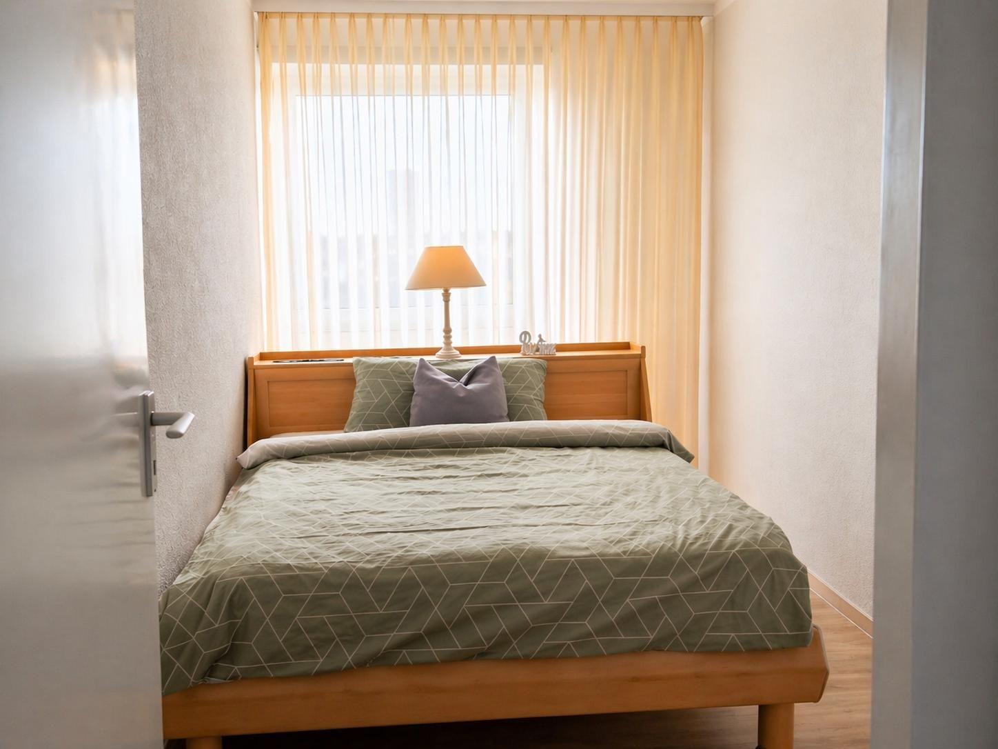 Der kleine, aber perfekte Rückzugsort für die Nacht. 

Im Zimmer ist ein kleiner Kleiderschrank vorhanden.